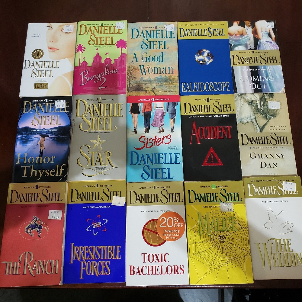 15 Danielle Steel paperback novels bundle.